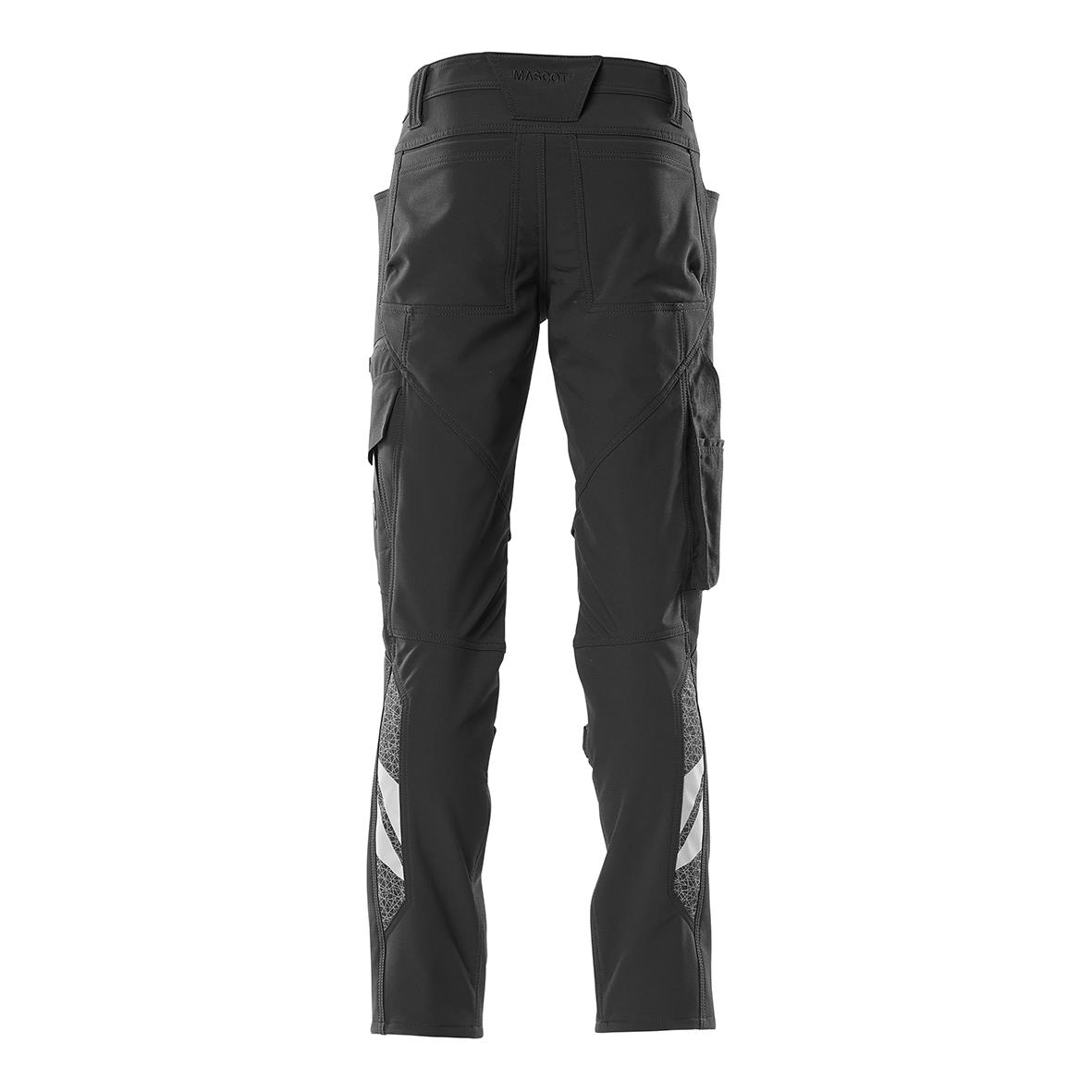 Svarta arbetsbyxor med flera fickor och reflekterande detaljer