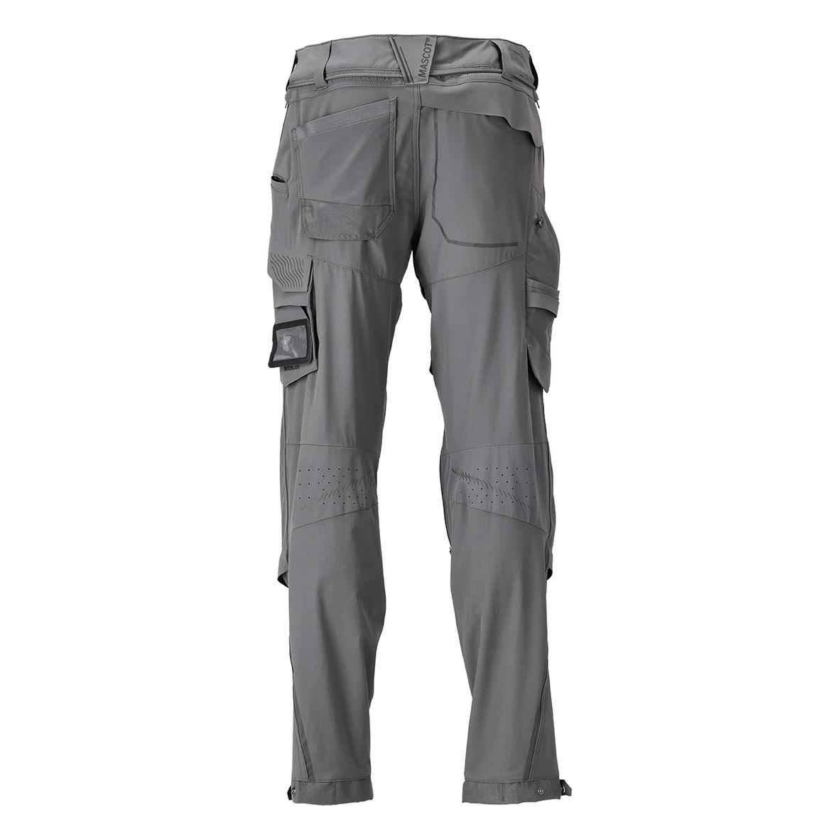 Gråa arbetsbyxor med flera fickor och justerbara band, avsedda för arbete eller utomhusbruk