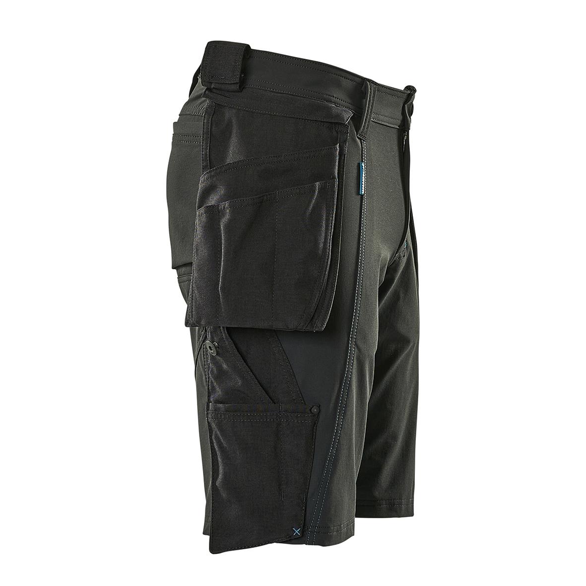 Svarta hantverksshorts i stretchmaterial med flera fickor och dragkedjor