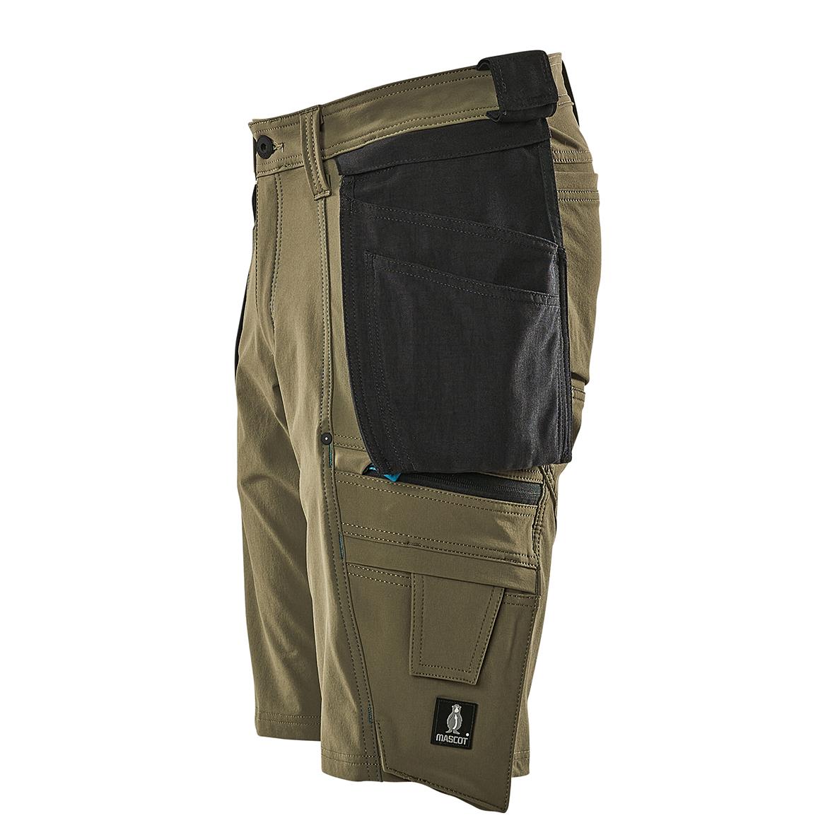 Mossgrön hantverksshorts med svart ficka och flera fickor, avsedda för arbete eller fritid