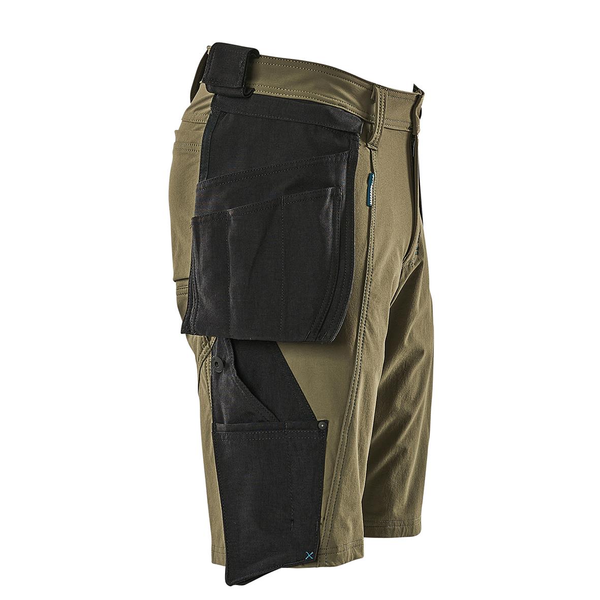 Hantverksshorts i mossgrön färg med flera fickor och förstärkningar