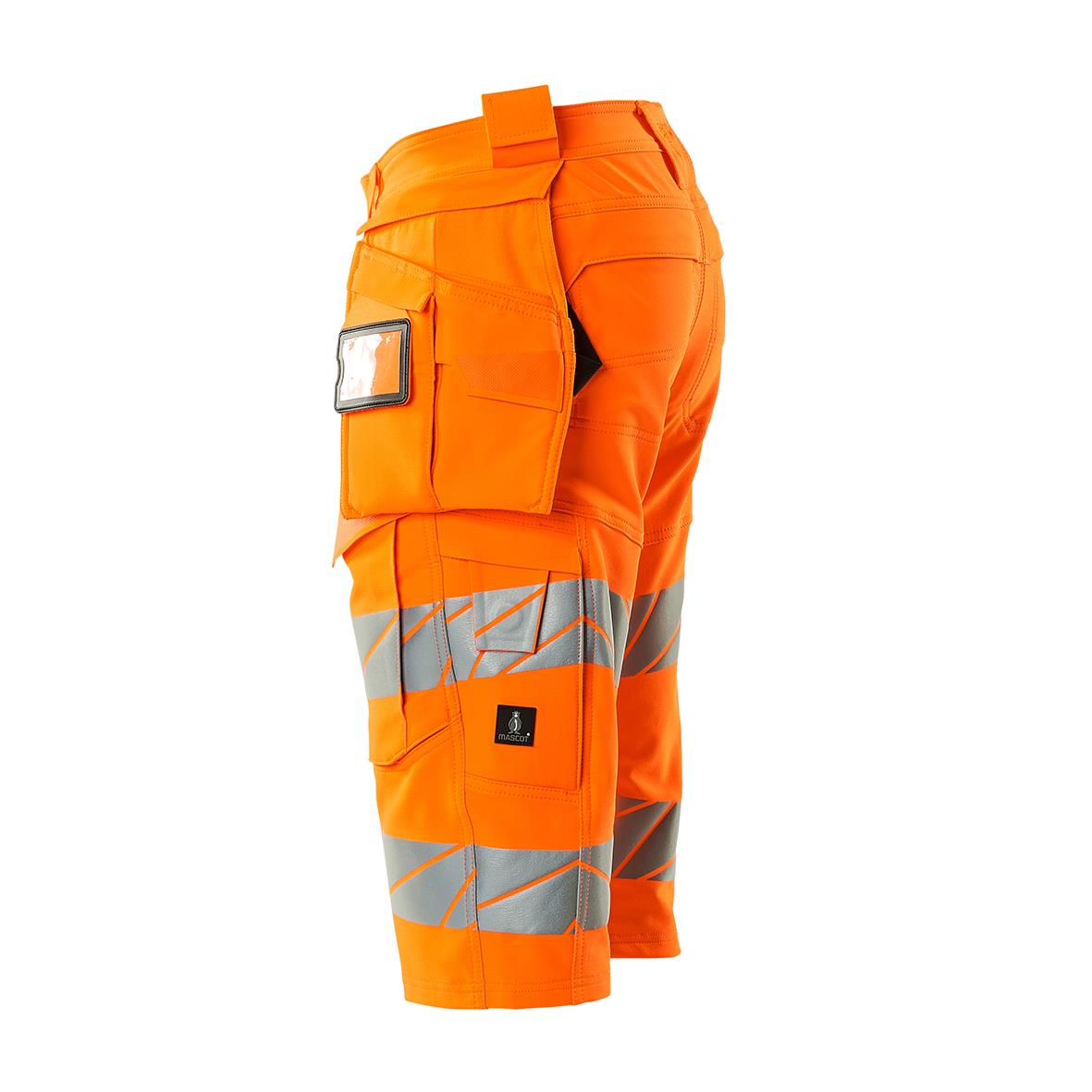 Långa orange varselshorts med reflexband och fickor, avsedda för arbetsbruk