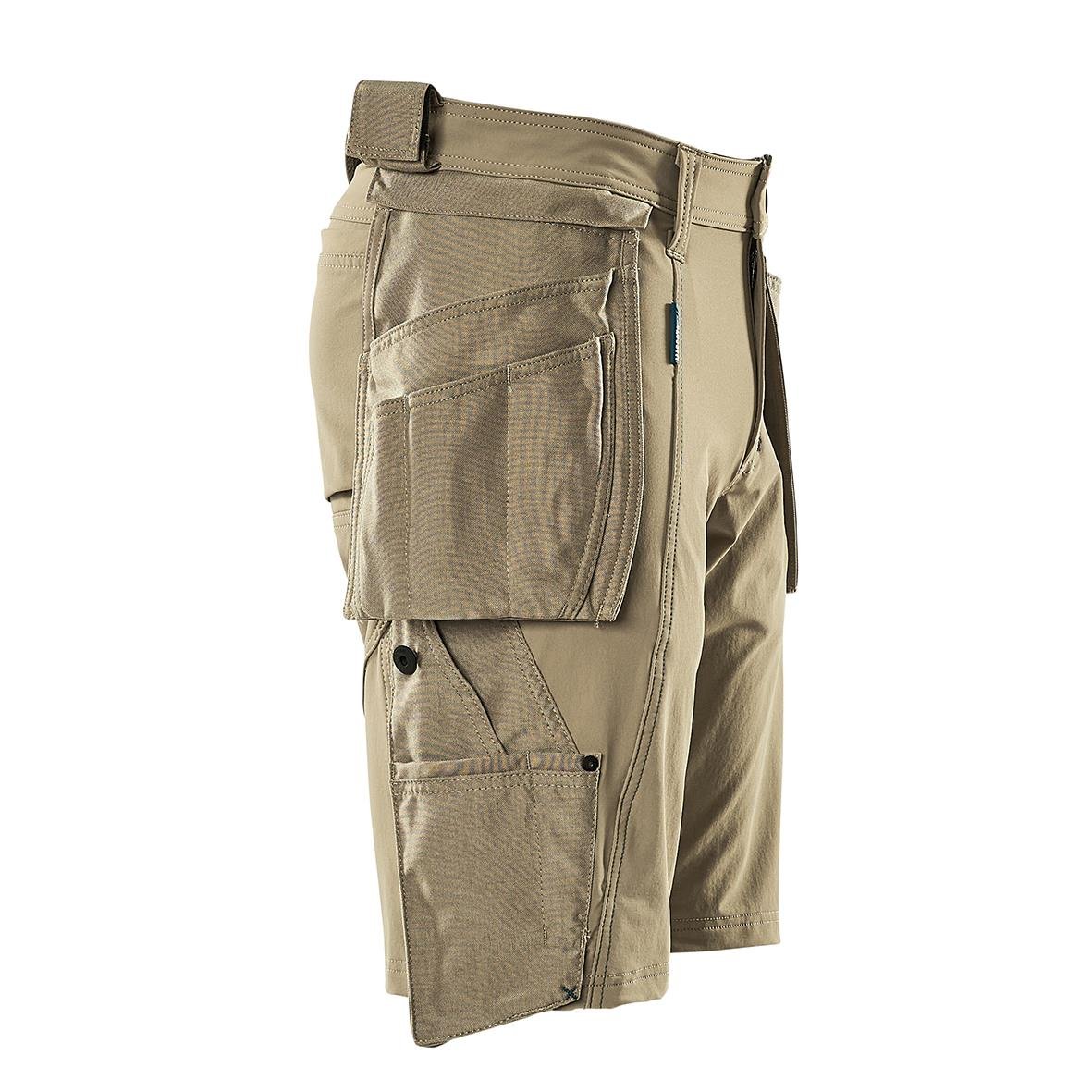 Beige hantverksshorts med flera fickor och justerbar midja