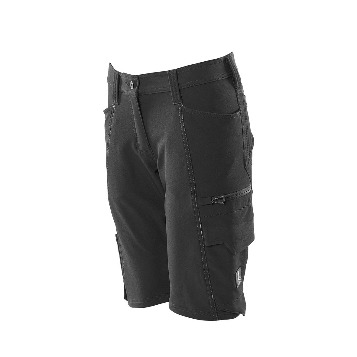 Svarta shorts med flera fickor och bälteshäll, avsedda för sport eller fritid