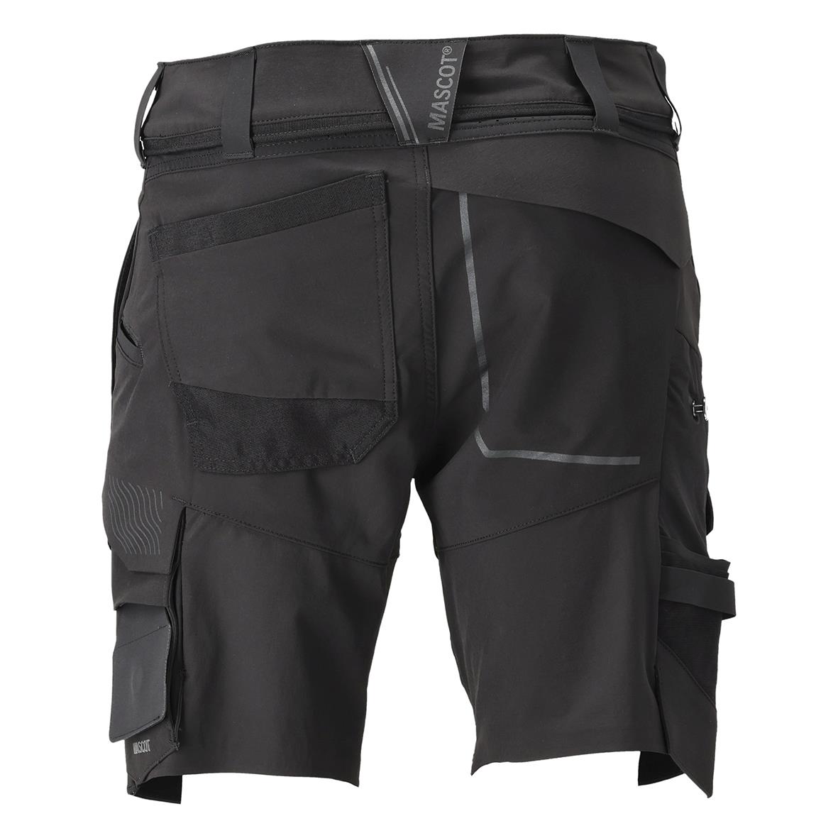 Svarta stretchshorts med flera fickor och detaljer, avsedda för sport eller friluftsliv