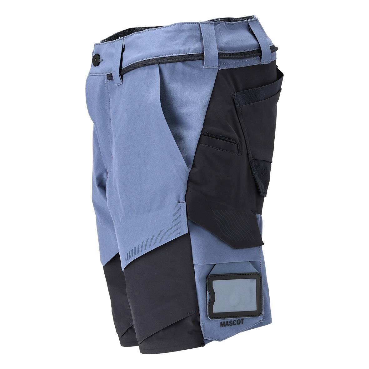 Stretchiga shorts i marinblå och svart färg med flera fickor och en tydlig meshficka