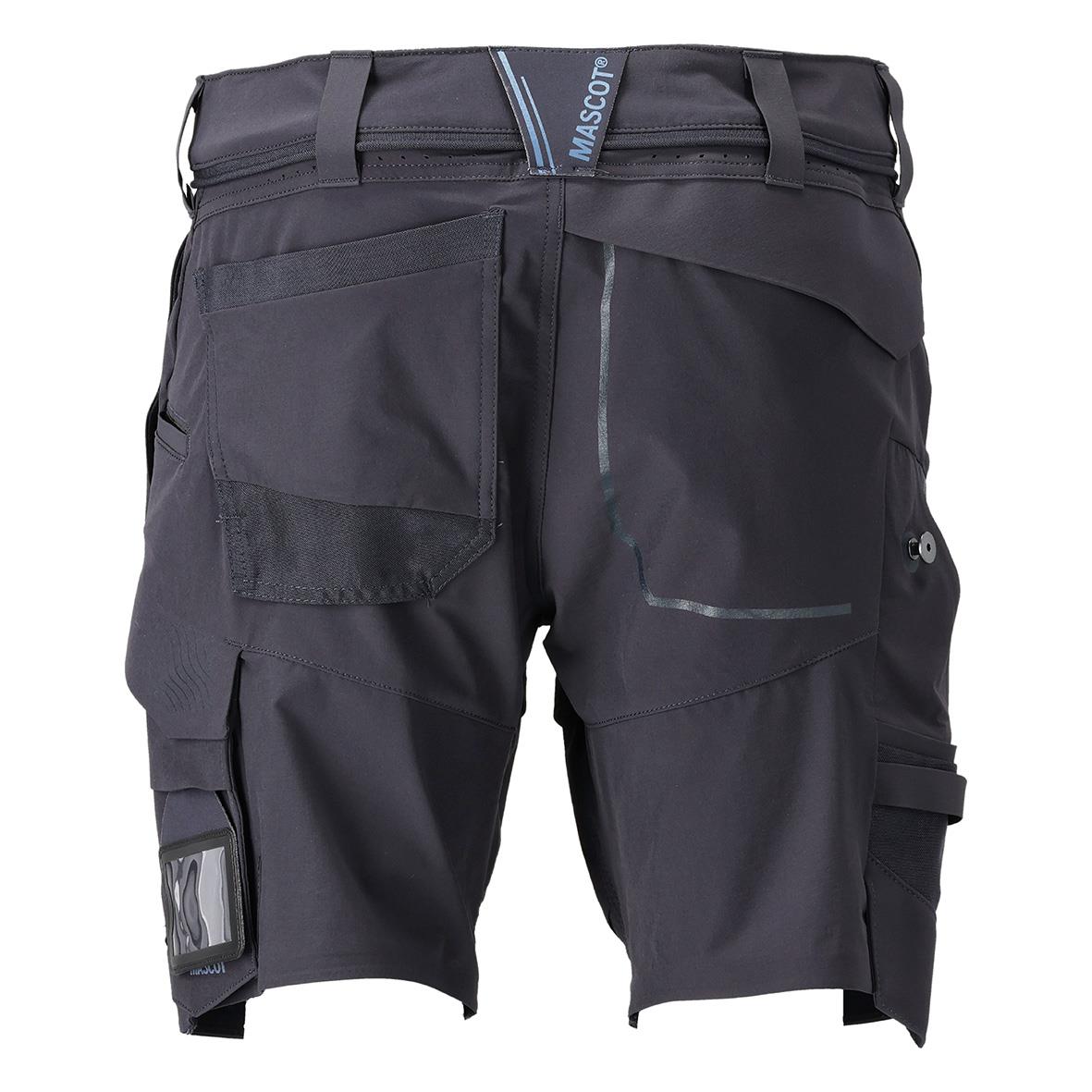 Svarta stretchshorts med flera fickor och reflexdetaljer