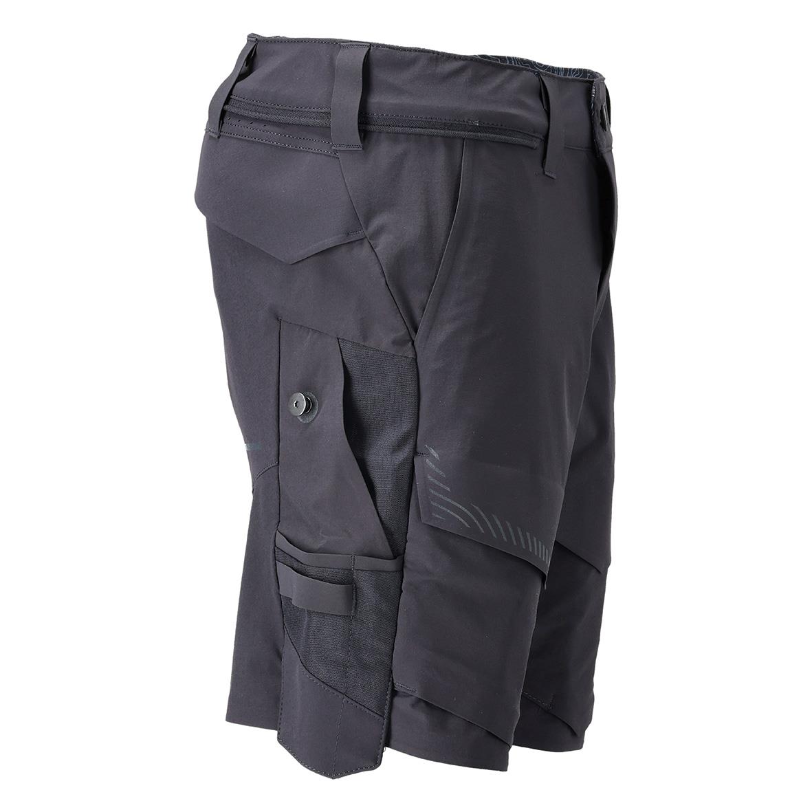Svarta stretchshorts för män med flera fickor och knappar