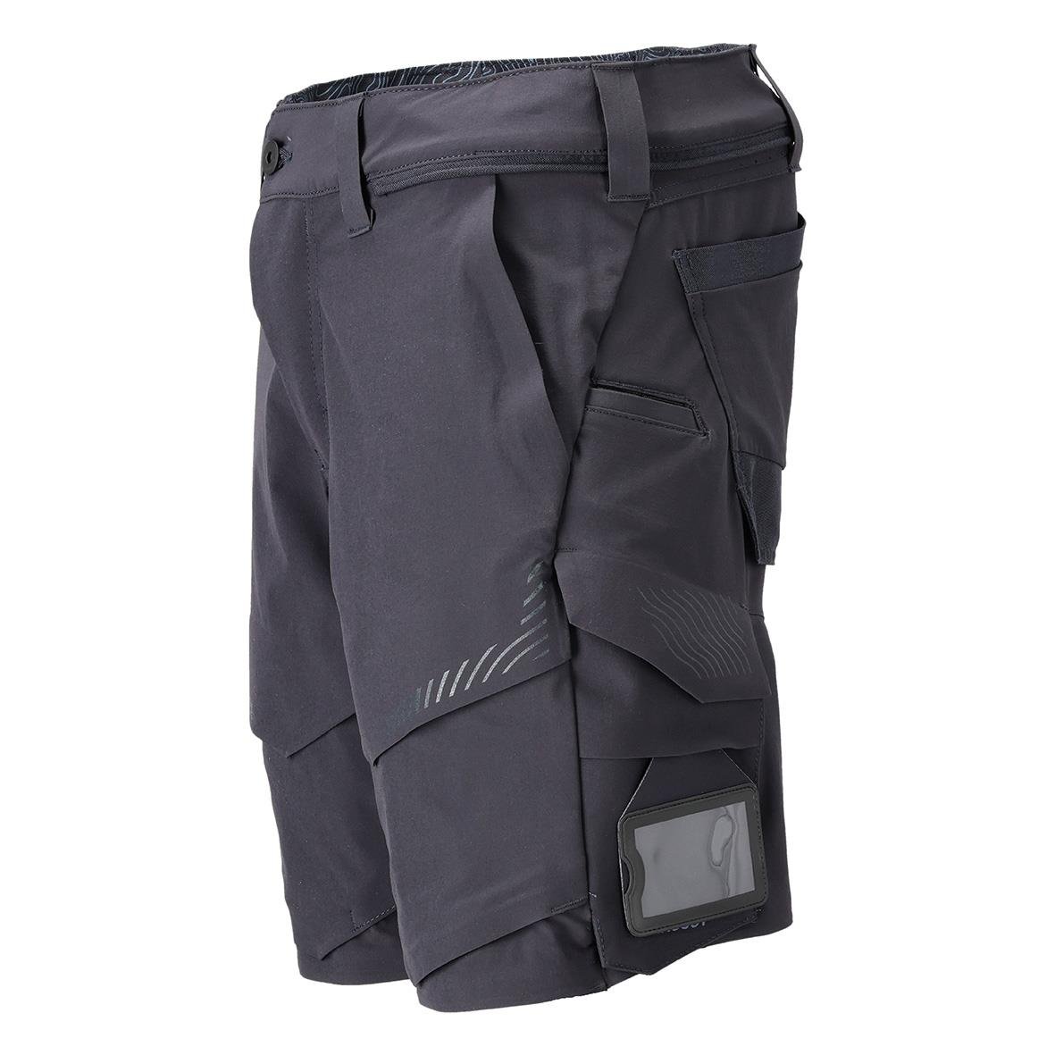 Svarta stretchshorts med flera fickor och en transparent ficka på sidan