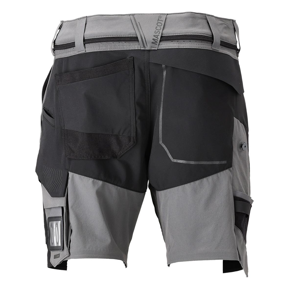 Svarta och grå shorts med flera fickor och stretchmaterial, designad för utomhusbruk