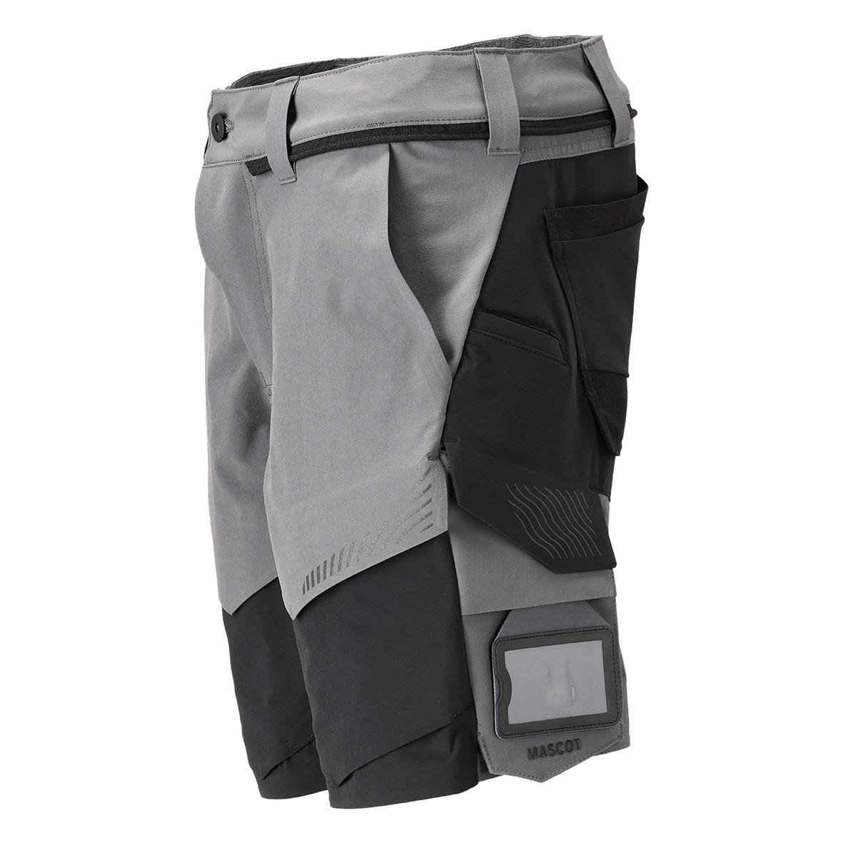 Svarta och grå stretchshorts med fickor och en plastficka för telefon