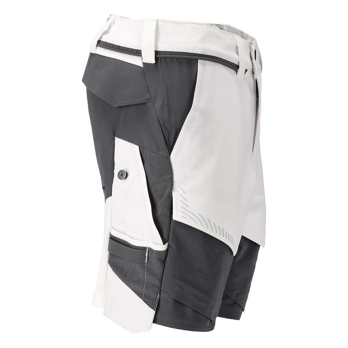 Shorts med stretchmaterial i vitt, stengrå och svart, med flera fickor och detaljer