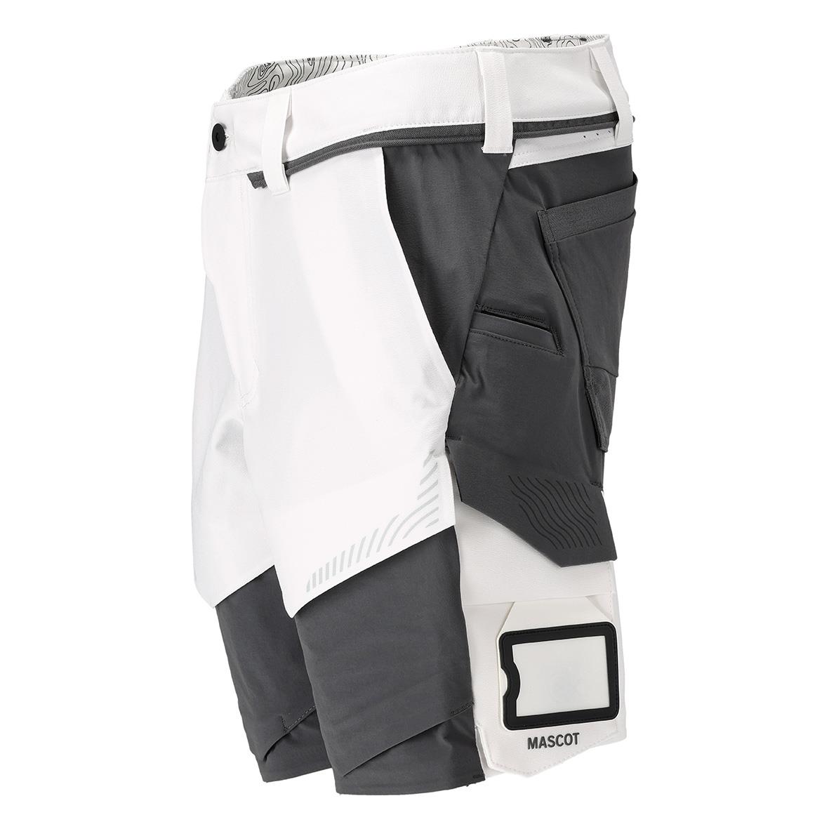 Shorts med svart och vitt stretchmaterial, flera fickor och en Mascot-logga på benet