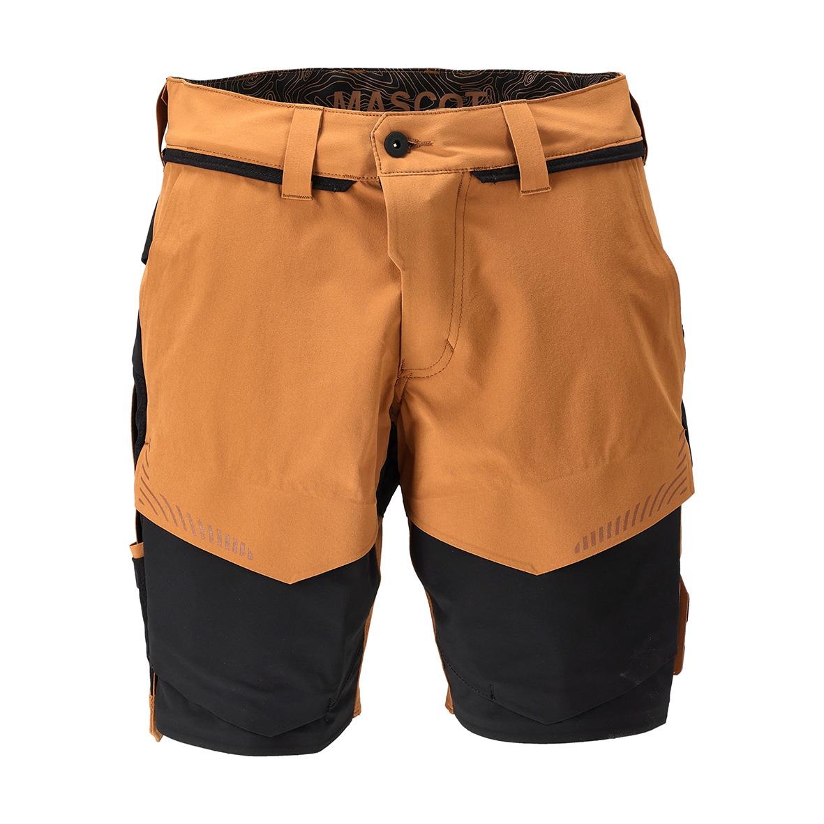 Stretchiga shorts i nötbrun och svart färg med svart bältesrem och fickor