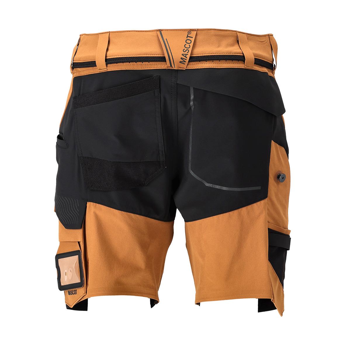 Stretchiga shorts i nötbrun och svart med flera fickor och justerbar midja