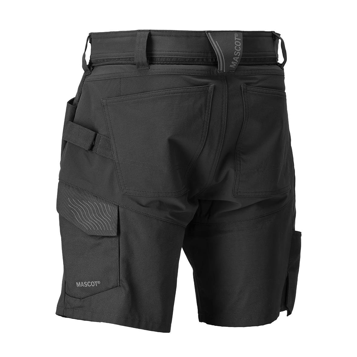 Svarta shorts med flera fickor och justerbar midja