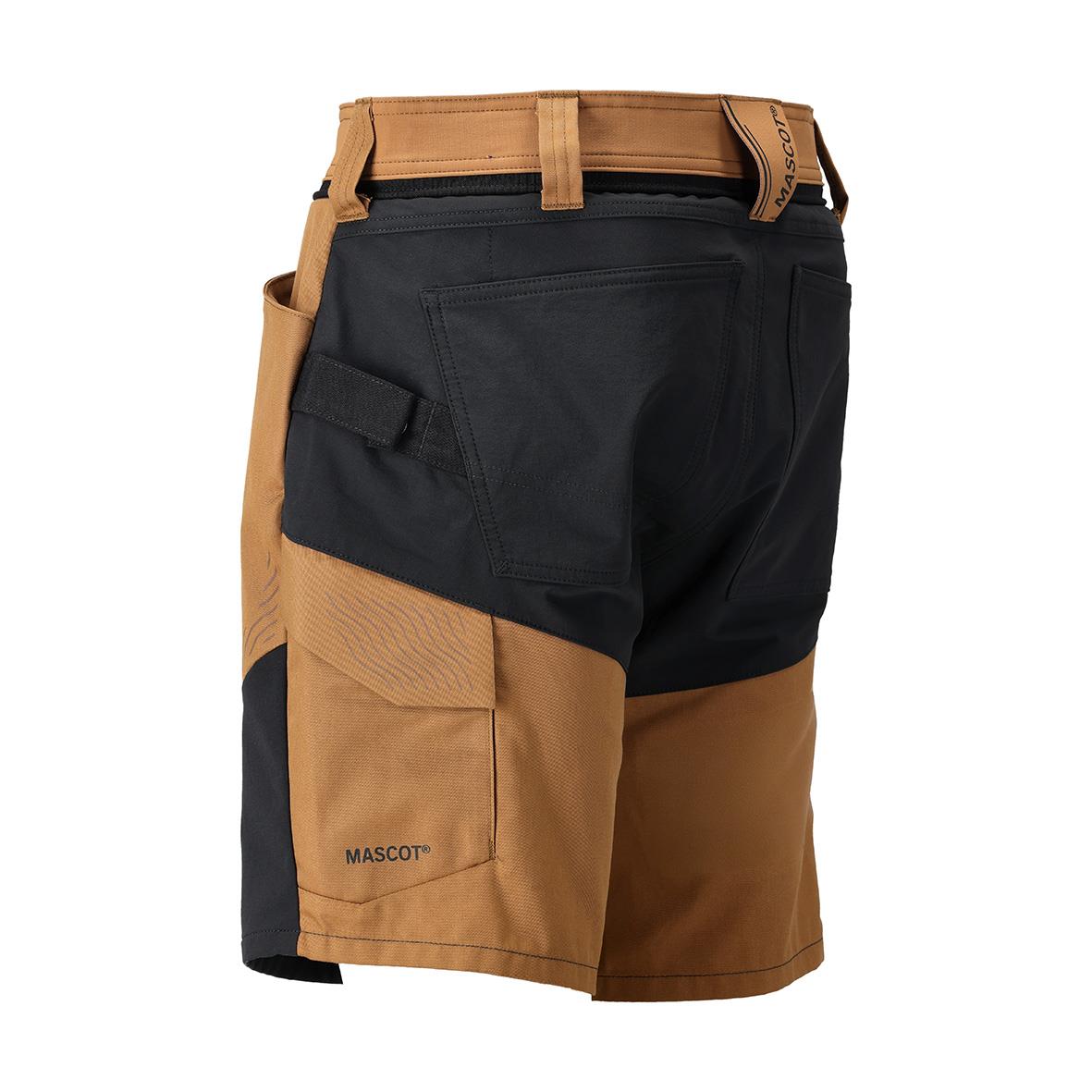 Kortbyxor i svart och nötbrunt med fickor och bälteshällor