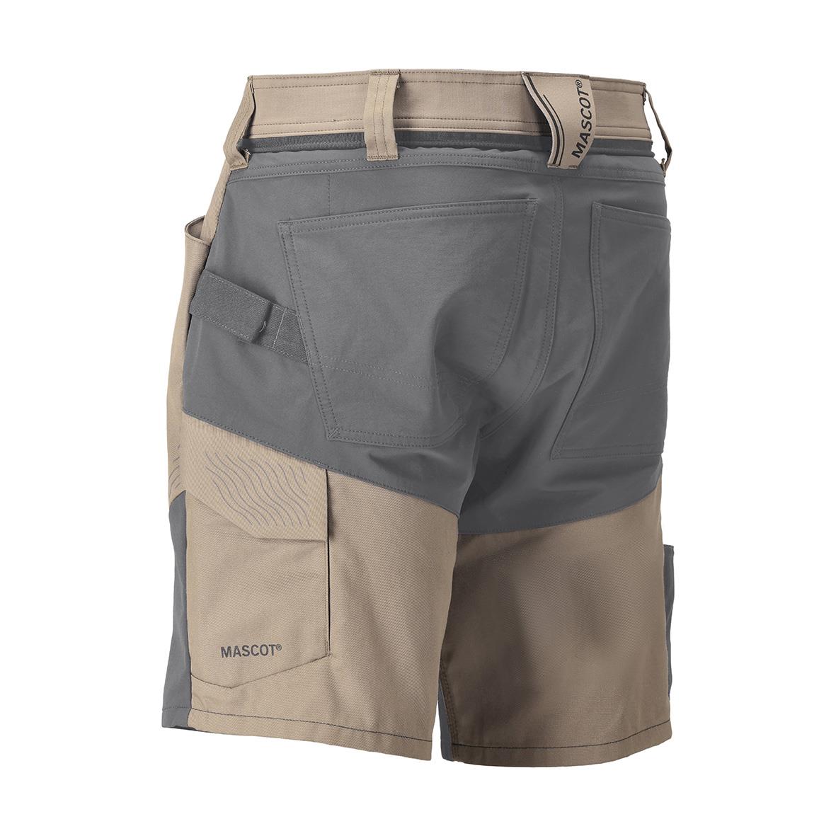 Mörk sand och stengrå shorts med flera fickor och justerbar midja