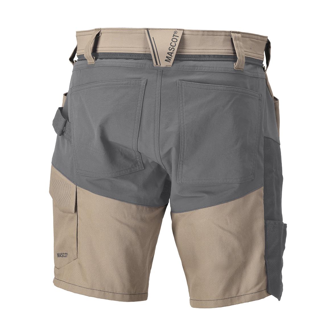 Mörk sand och stengrå shorts med fickor och bälteshål, anpassad för mascots