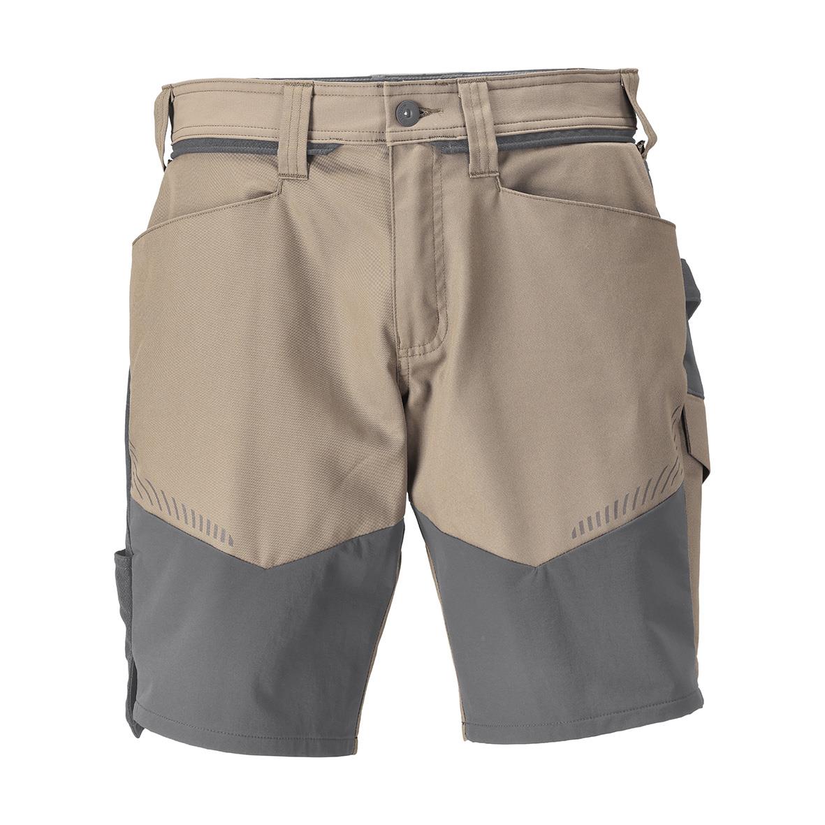 Mörk sandfärgade shorts med gråa partier och fickor, anpassade för utomhusbruk