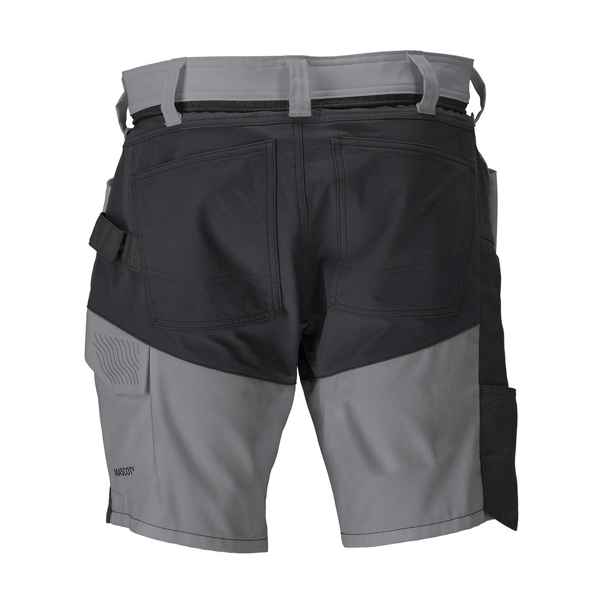 Svarta och grå shorts med fickor och justerbar midja, anpassade för sport eller fritid