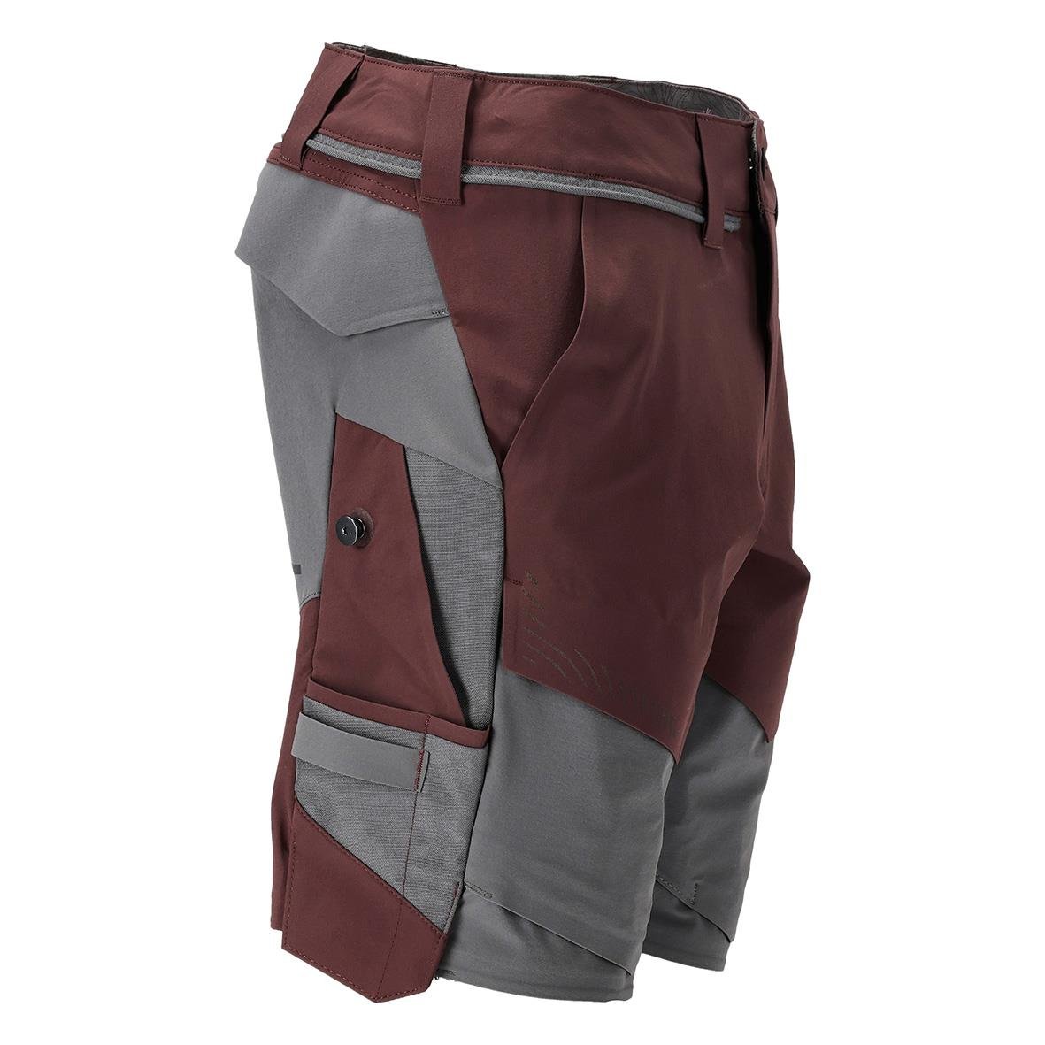 Kortbyxor i vinröd och stengrå färg med flera fickor och justerbar midja