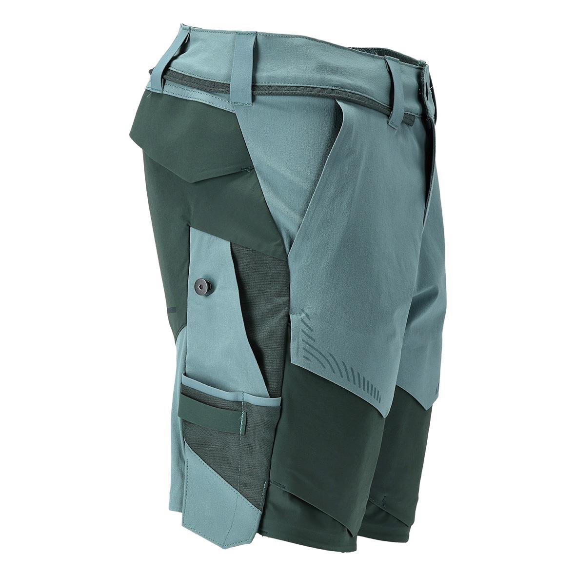 Ljus skogsgrön shorts med flera fickor och dragkedjor, sportig design