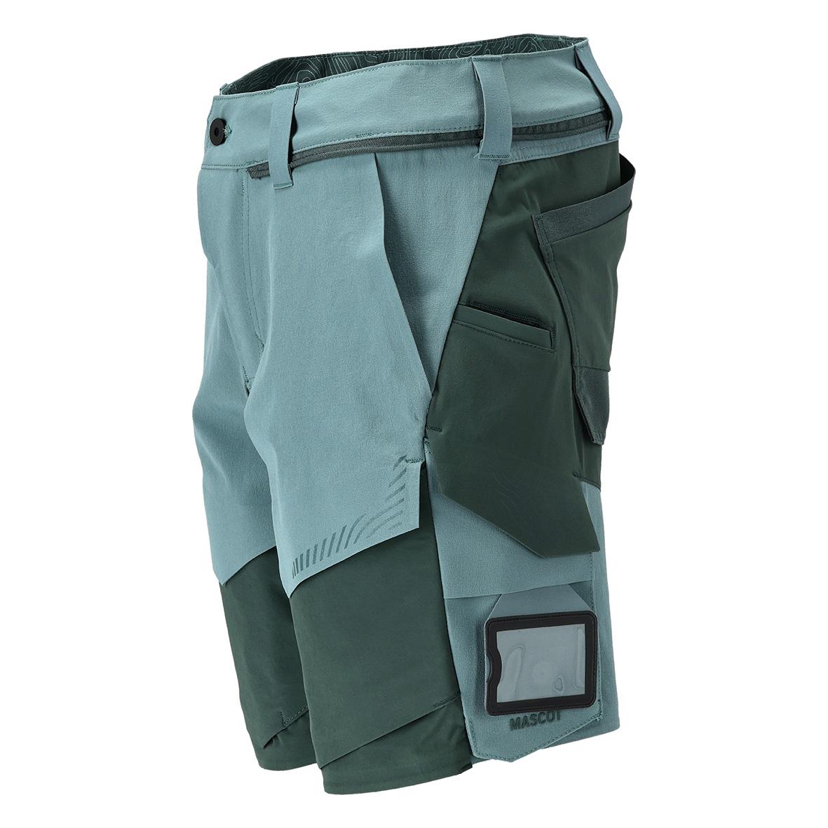 Ljus gröna shorts med flera fickor och maskotdesign