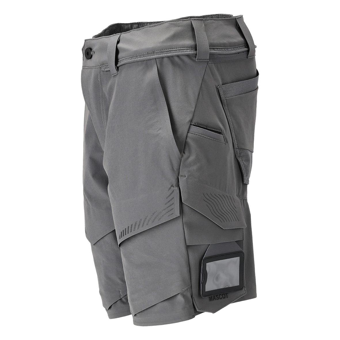 Grå shorts med flera fickor och ett transparent fönster på benet