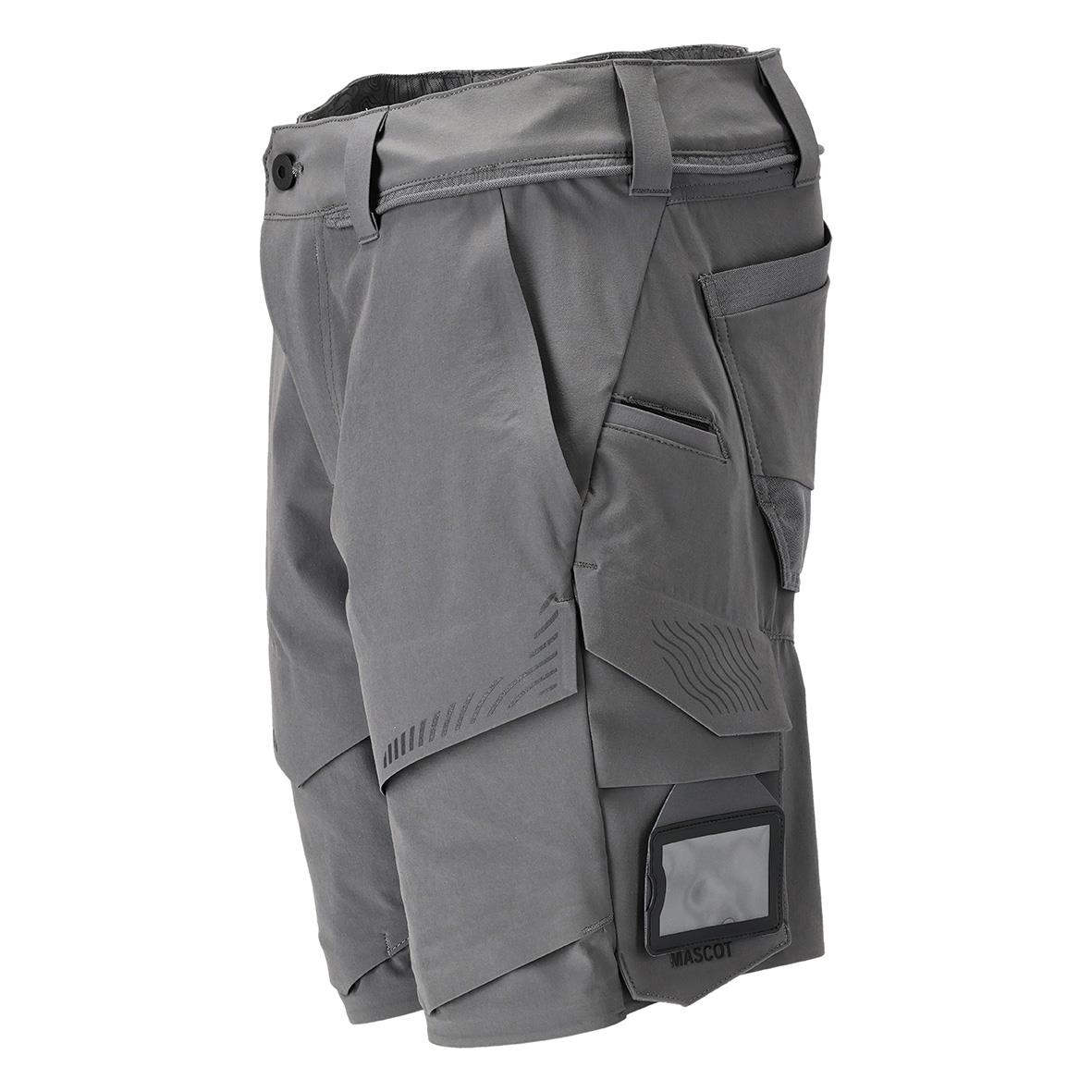 Grå shorts med flera fickor och ett transparent fönster på benet