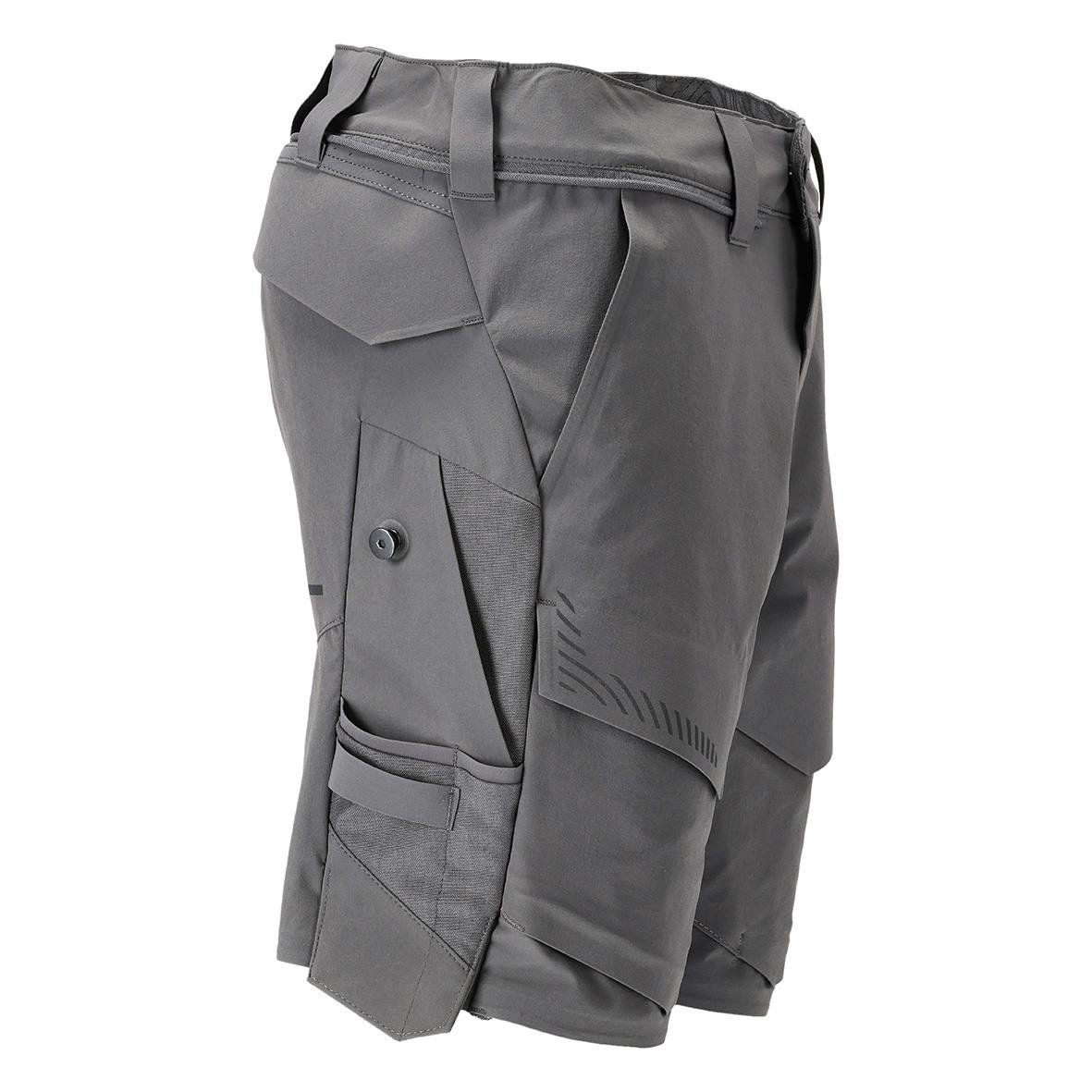 Grå shorts med fickor och knappar, avsedda för arbete eller fritid