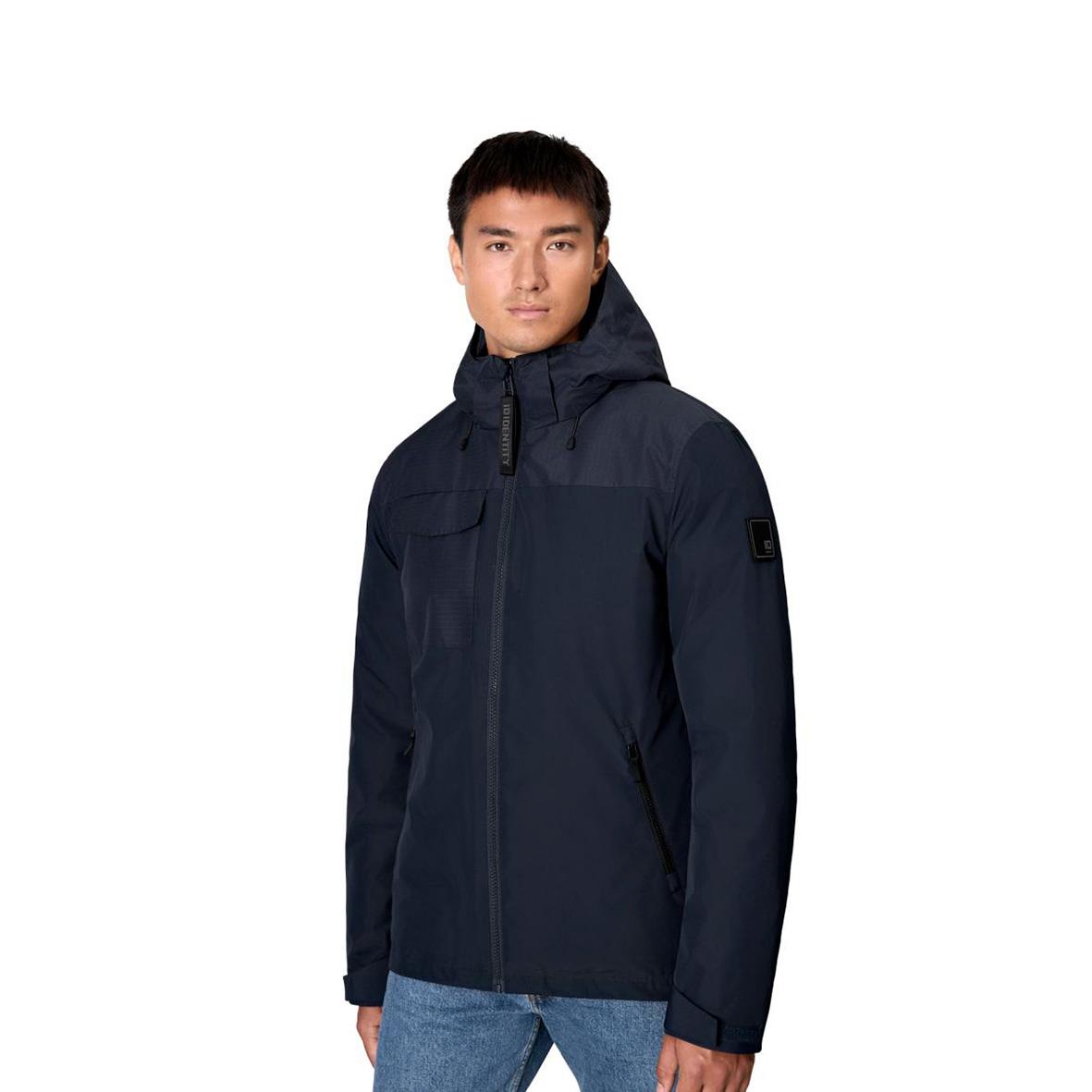 Vinterjacka i marinblå färg med huva och dragkedja, bärs av man