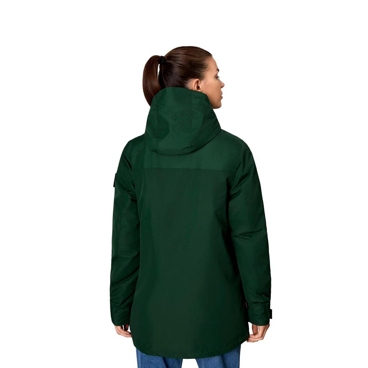 Dam i vinröd vinterjacka med huva, sett bakifrån