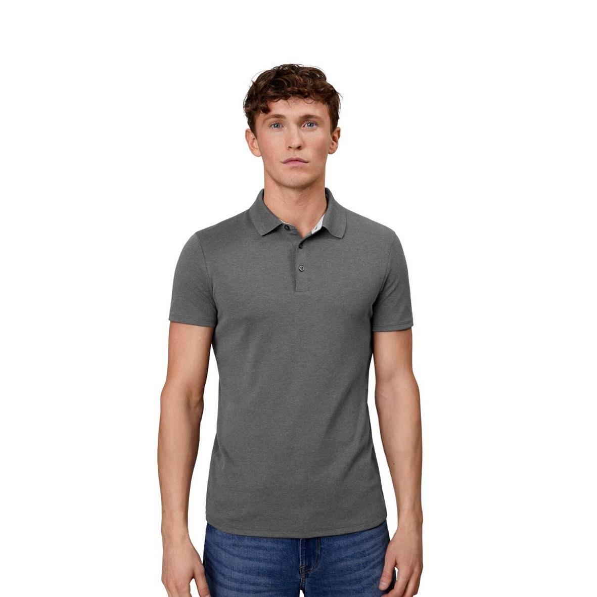 Mörkgrå melange pikétröja med krage och knappar, bärs av man