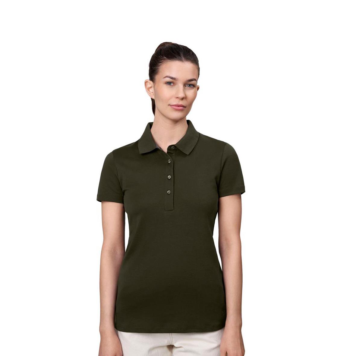 Dam i olivgrön pikétröja med krage och knappar, passar för casual eller sportig stil