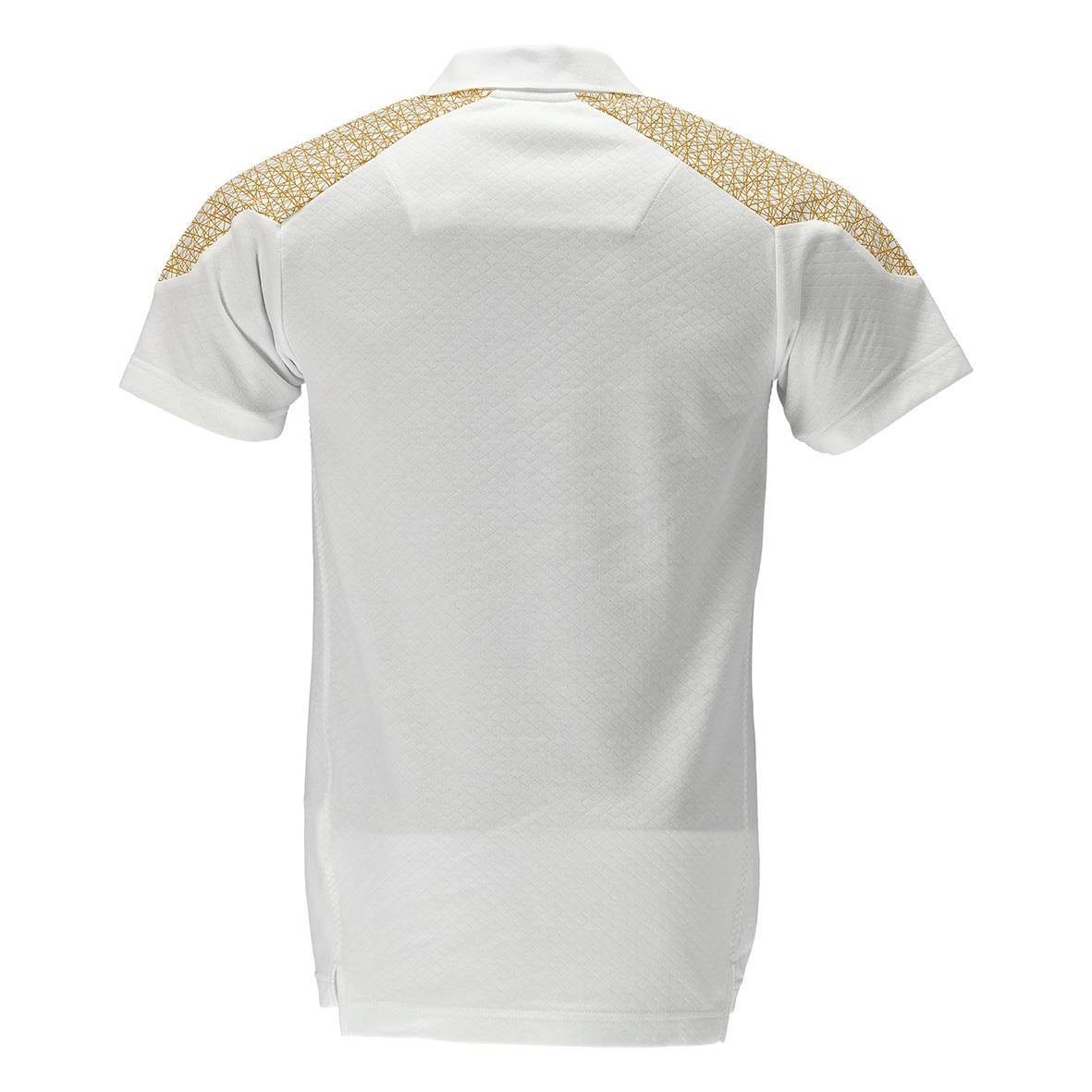 Vit sporttröja med guldglittriga axlar sett bakifrån