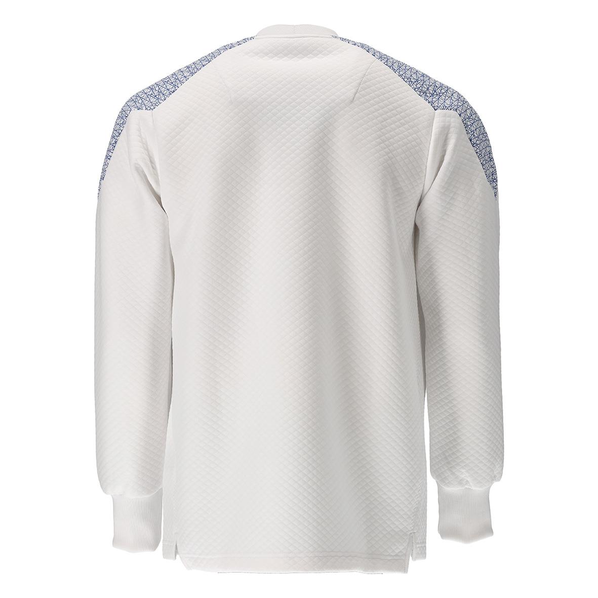 Vit sportjacka med blå detaljer på axlarna sett bakifrån