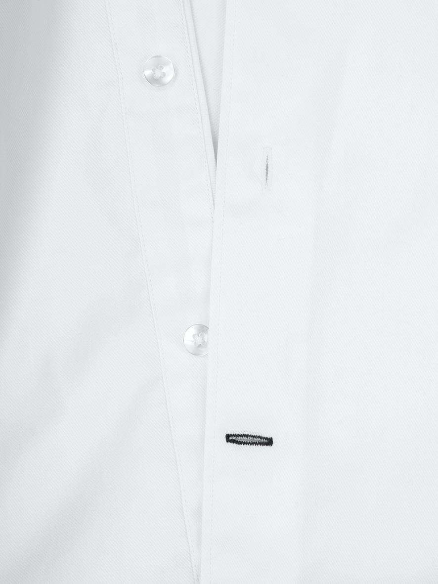 Vit skjorta Texstar SH26 med knappar och svart detalj