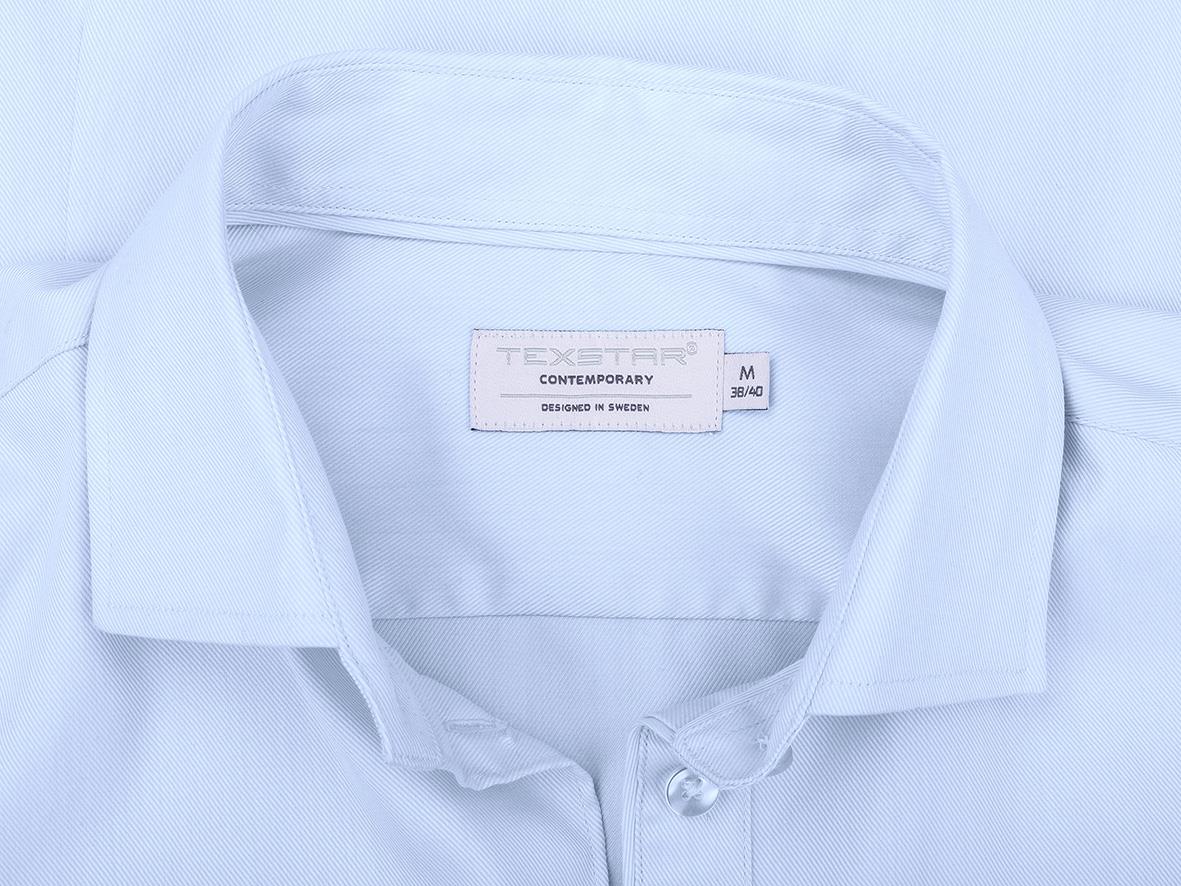 Ljusblå damskjorta i storlek XS med krage och knappar