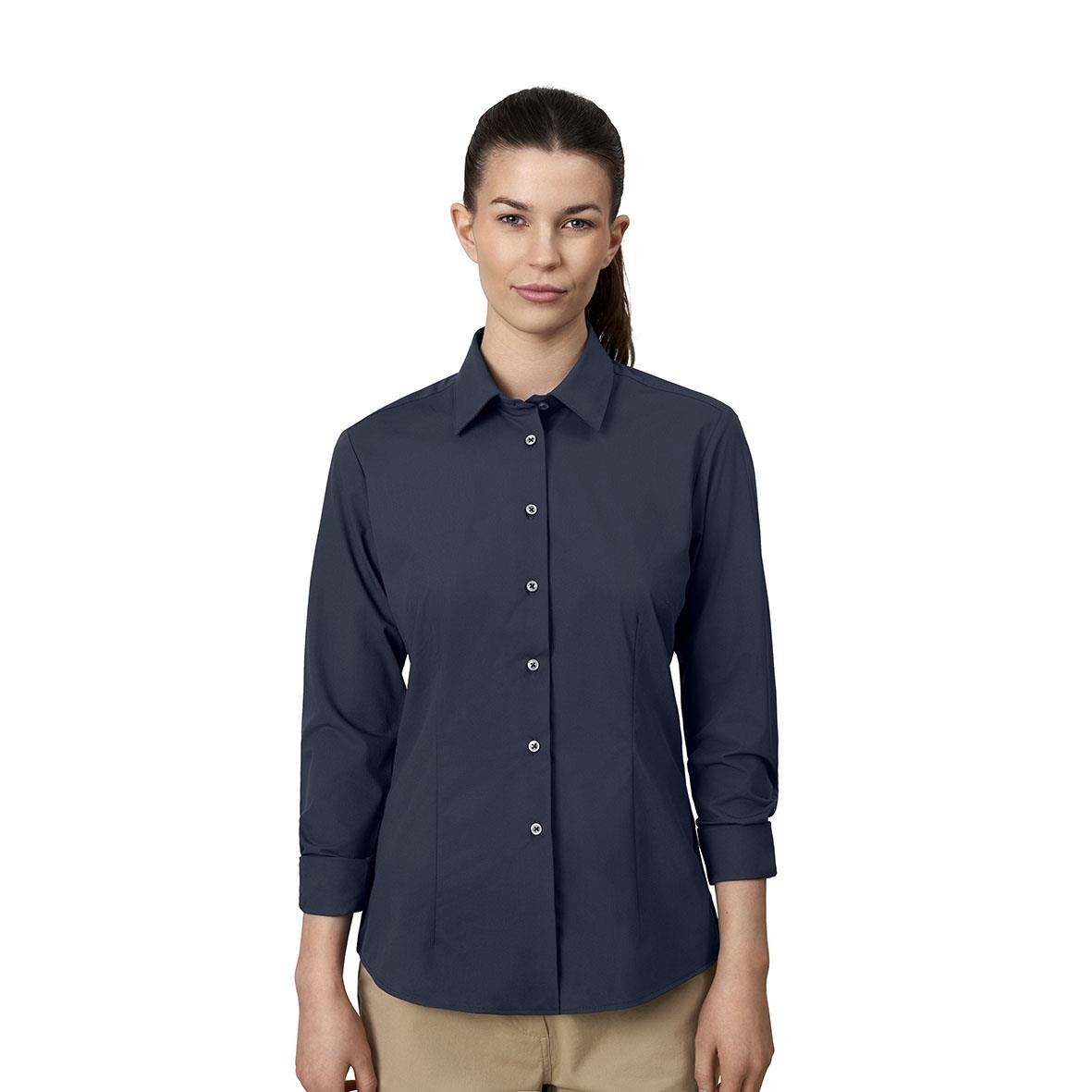 Dammodell i marinblå skjorta med knappar och lång ärm