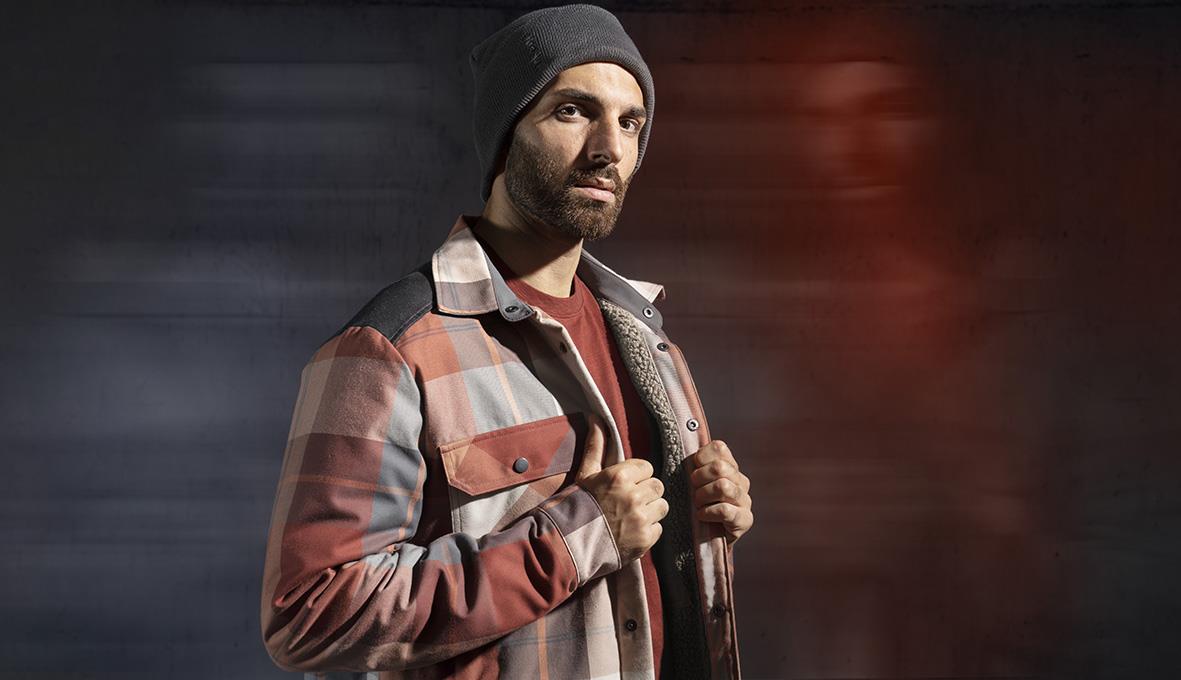 Man i höströd fodrad flanellskjorta med rutigt mönster