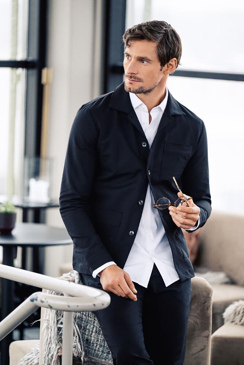 Man i marinblå overshirt från J.Harvest & Frost, XS, i ett modernt inomhusmiljö