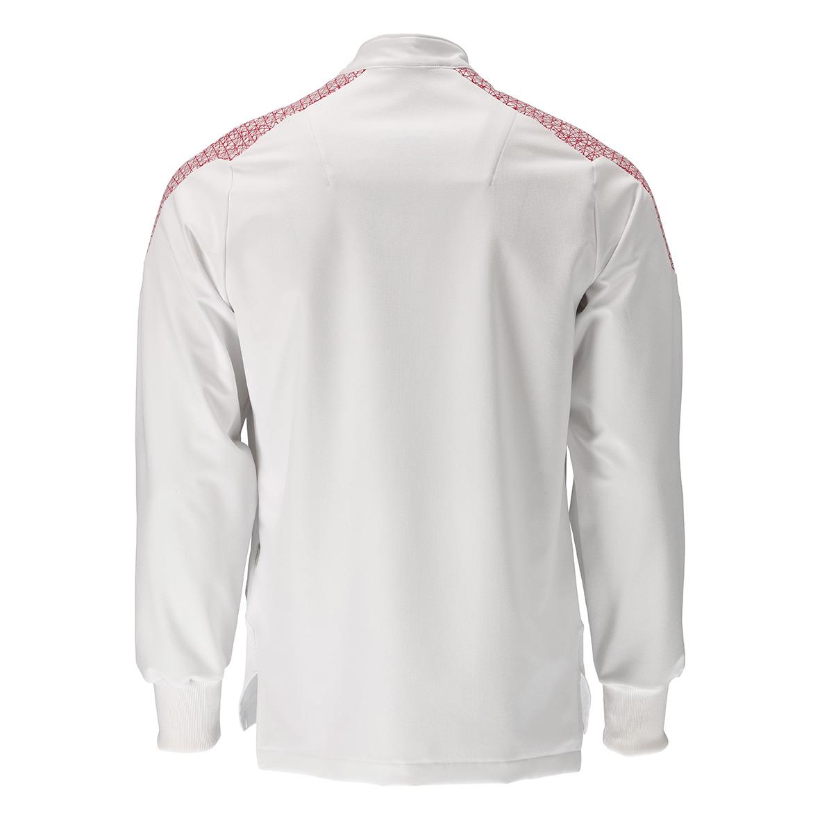 Vit sportjacka med röda detaljer på axlarna sett bakifrån