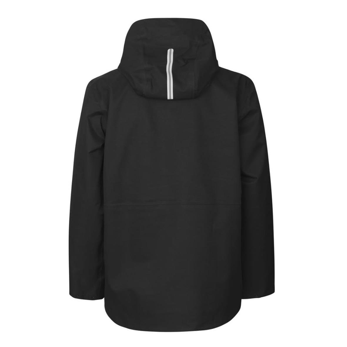 Svart regnjacka med huva och reflexdetalj framifrån