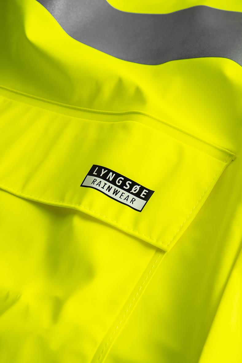 Närbild av en gul regnjacka med Lyngsoe Rainwear-logga