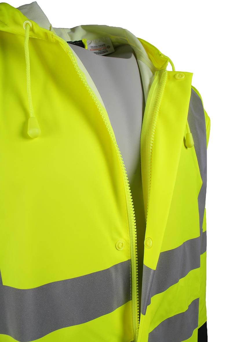 Närbild av en gul regnrock i polyester med dragkedja och justerbar snodd