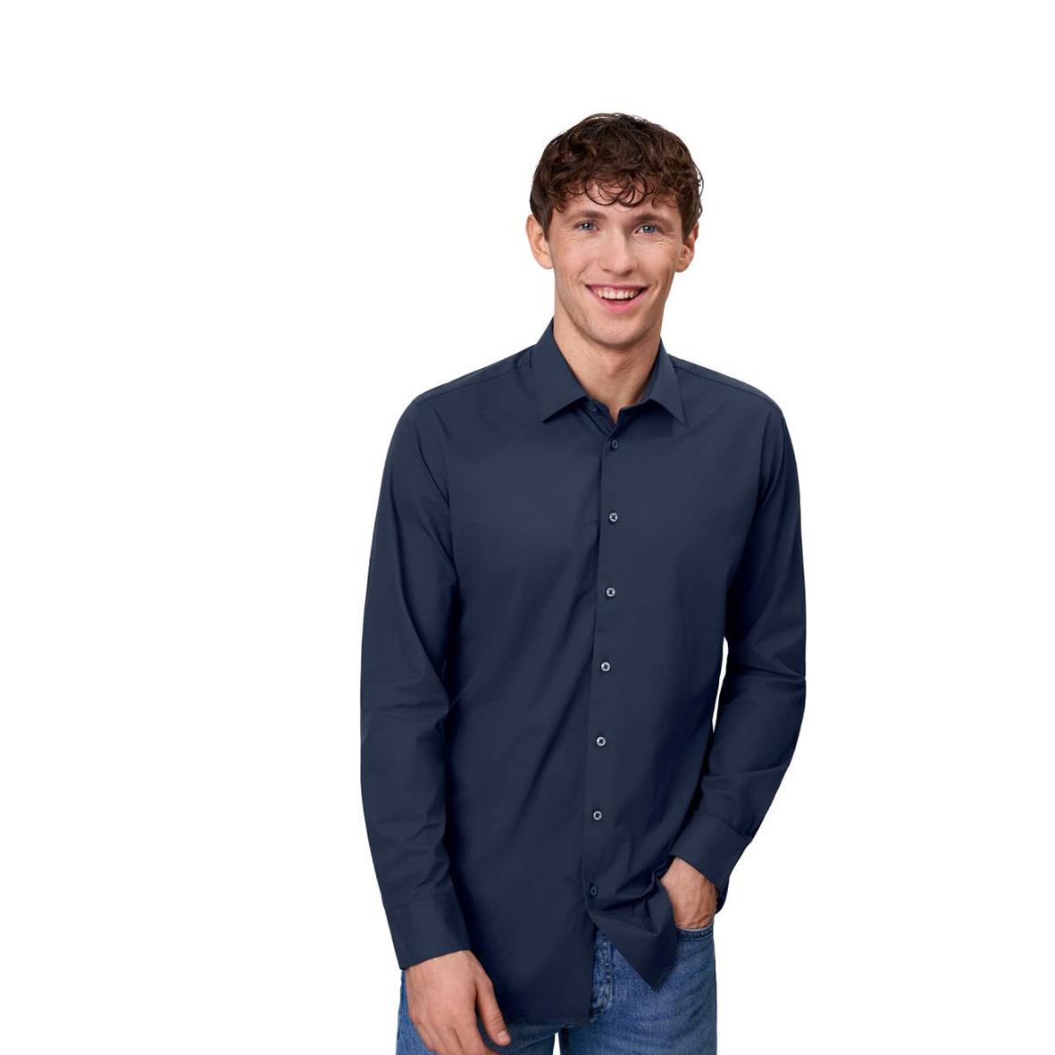 Män i marinblå skjorta med knappar, långärmad och slim fit