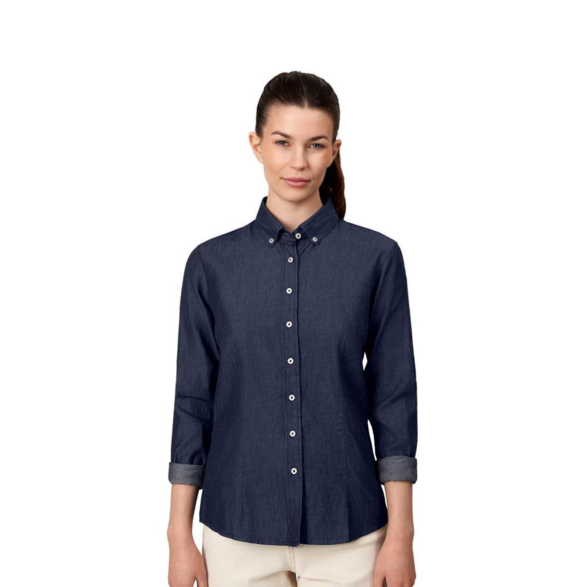 Dam i mörkblå denim skjorta med knappar och uppvikta ärmar