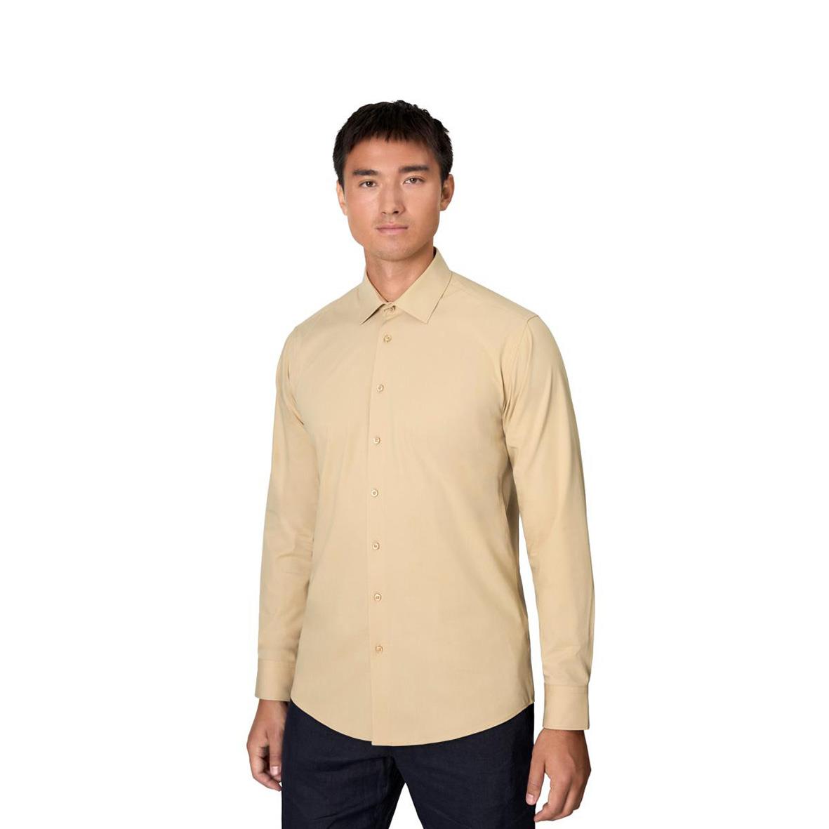 Män i beige skjorta med krage och knappar, långärmad, stående mot vit bakgrund