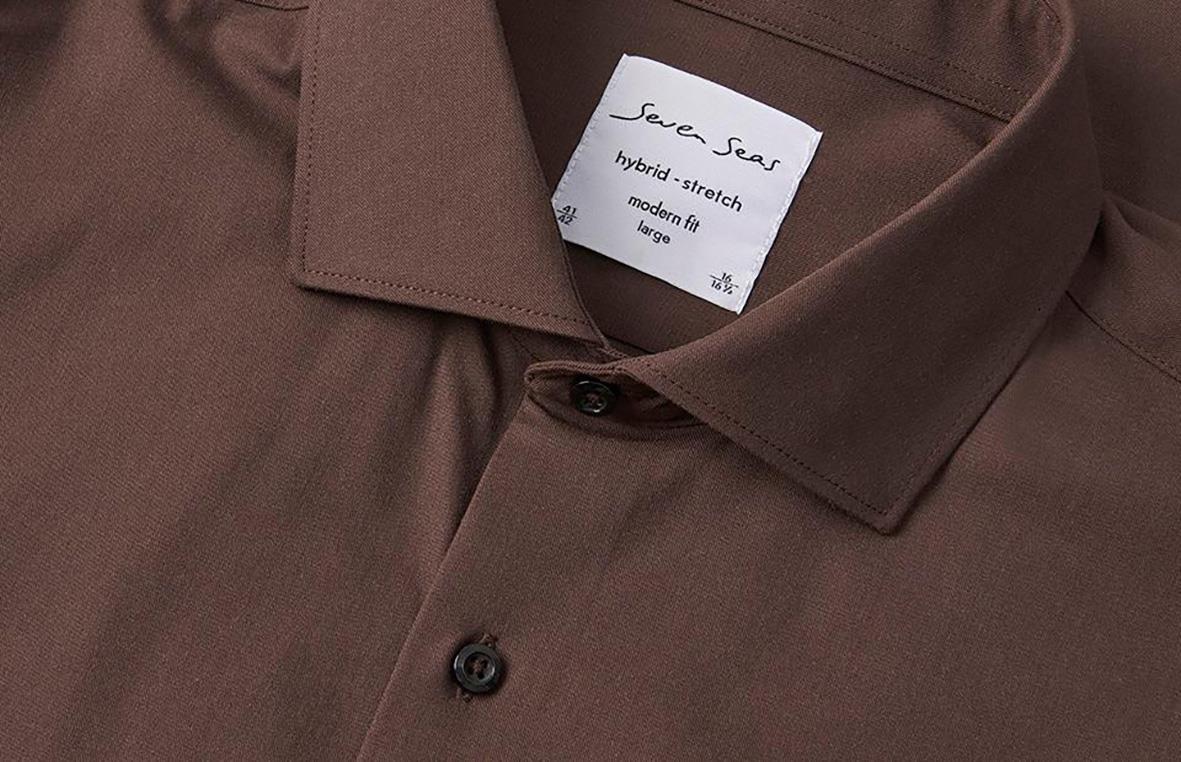 Brun skjorta med krage och knappar, märkeslapp inuti